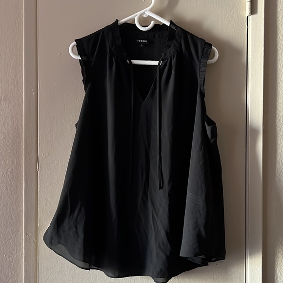 🌼FOR BUNDLE ONLY🌼Torrid Black Dobby Chiffon Pleated Blouse Tank - Picture 3 of 12